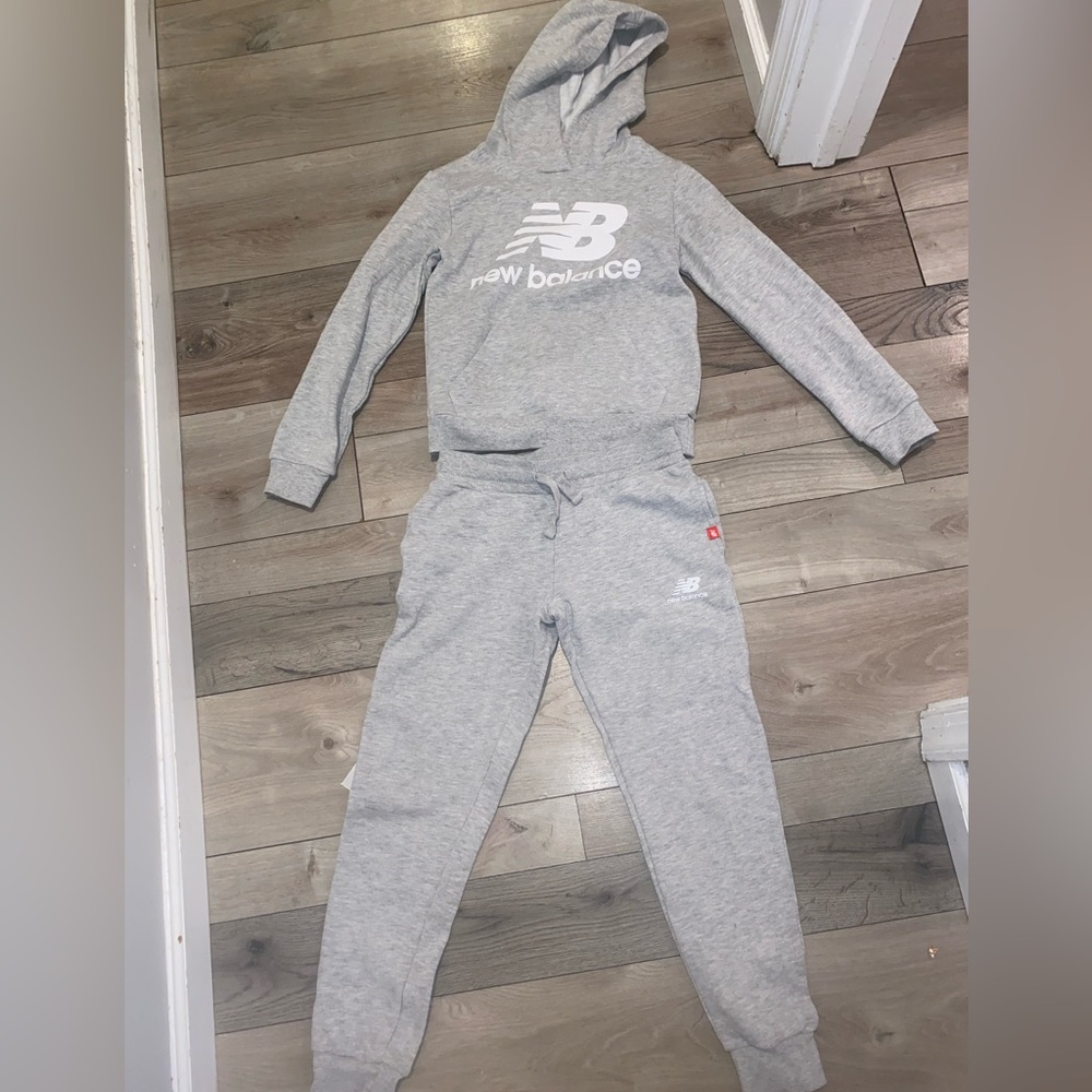 Kids new balance sweatsuit worn 1 time and cleaned
